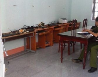 Nhốt giáo viên,  "khoắng " sạch dàn máy vi tính