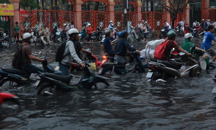 Triều cường dâng cao, TP. HCM lại ngập trong biển nước