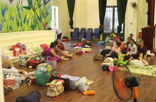 Hàng ngàn người dân Cần Giờ kéo nhau đi tránh bão