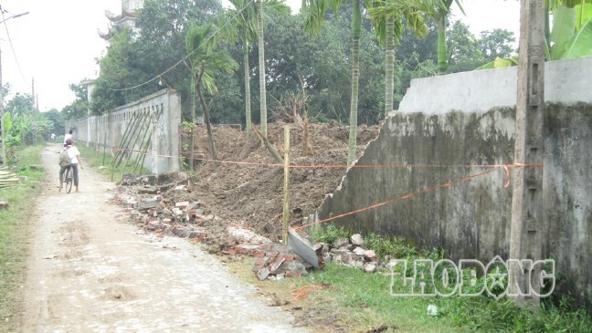 Bị tường đè trên đường đi học, 3 học sinh thương vong