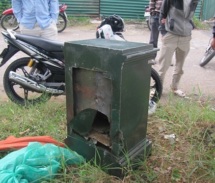 Nghệ An: Két sắt bị cạy phá... quăng bên mép đường