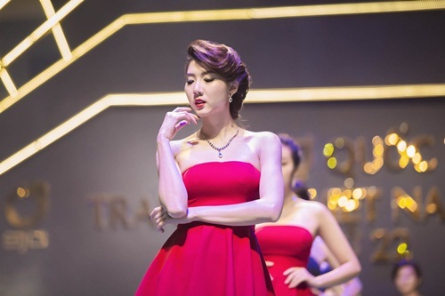 Ngọc Quyên làm vedette kiêu sa, quyến rũ trên sàn diễn