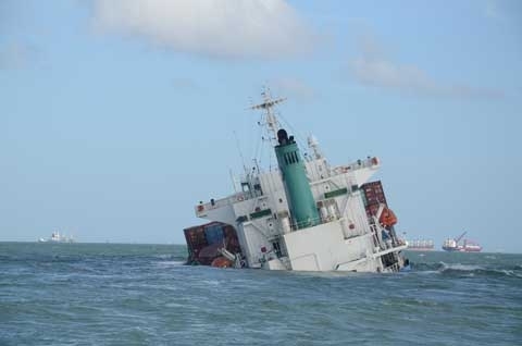 Đâm nhau trên biển, tàu chở 700 container bị chìm