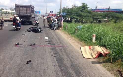 Bé gái khóc ngất, chứng kiến mẹ bị cán chết thảm 