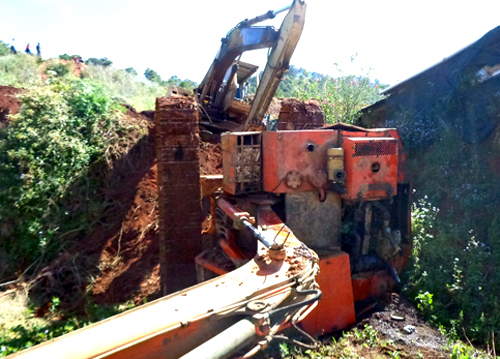 Máy xúc lộn nhào đè chết tài xế