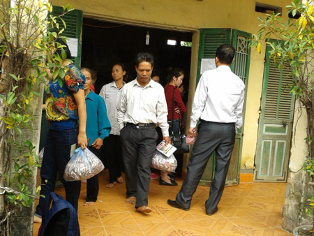 Kỳ quái chữa bệnh bằng... bắt tay, nghe hát