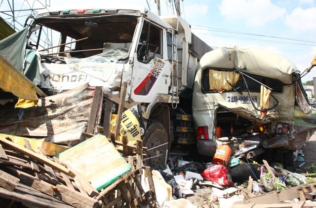 Xe ben gây tai nạn liên hoàn, 5 người bị thương