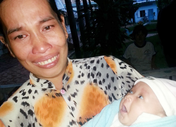 Mẹ nức nở tiễn con bị 