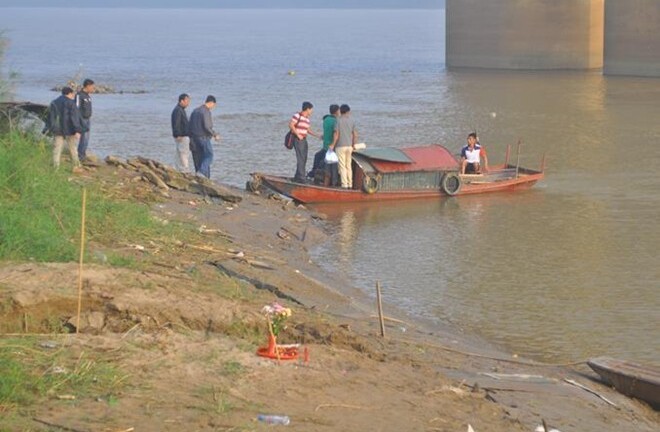 Nhà chị Huyền vẫn đi tìm thi thể theo chỉ dẫn của