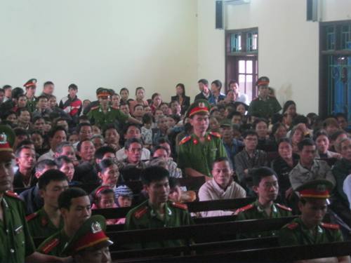 Hoãn phiên toà vì nghi điều tra viên mớm cung