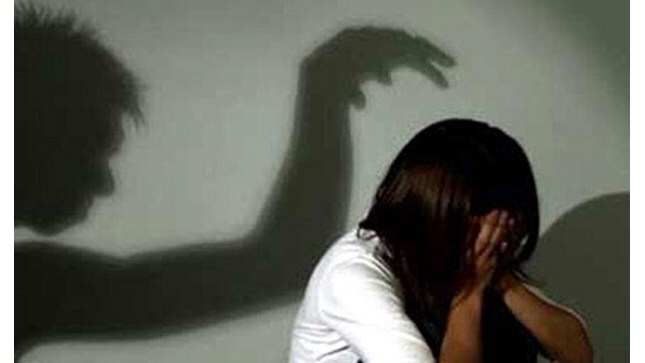 Tranh thủ vợ vắng nhà, kẻ bệnh hoạn hãm hiếp bạn của con