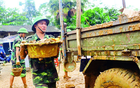 Nỗ lực ổn định cuộc sống cho người dân ở địa phương tâm lũ