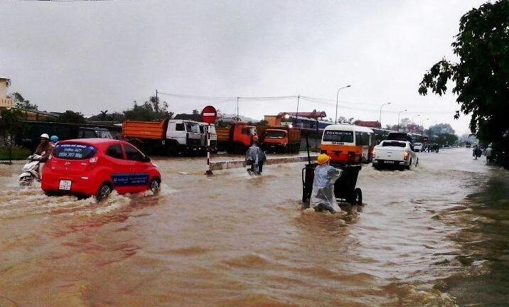 Thừa Thiên - Huế: Lũ nhấn chìm hàng ngàn ngôi nhà