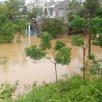 Miền Trung vẫn ngập sâu do lũ rút chậm