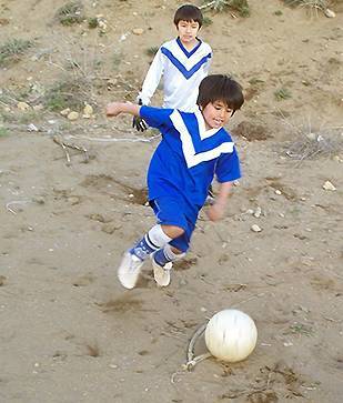 Mê mẩn với tài năng xuất chúng của tiểu Messi