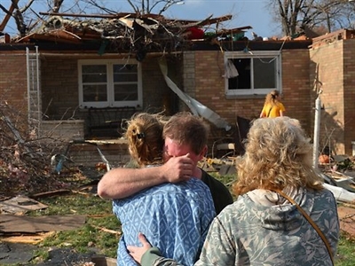 Lốc xoáy, bão lớn ập vào Mỹ, 5 người thiệt mạng