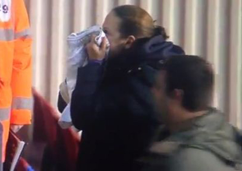 Cuồng mộ thần tượng, nữ CĐV hôn quần của sao rugby