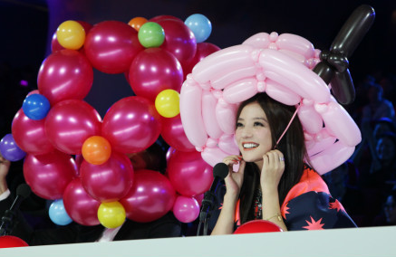 Triệu Vy gây sốc với chiếc mũ  làm từ bóng  bay độc đáo