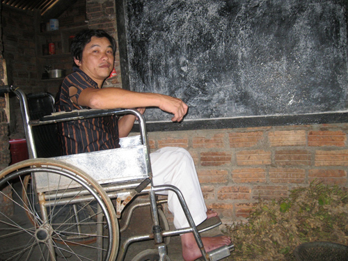 Người thầy trên chiếc xe lăn miệt mài “chở chữ” cho học trò vùng cao