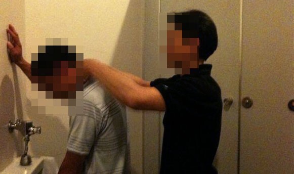 Hành nghề massage trong…nhà vệ sinh