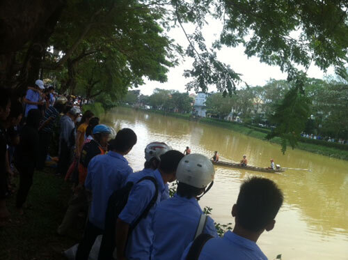 Thăm thầy cô ngày 20/11, nữ sinh viên rơi xuống sông tử vong