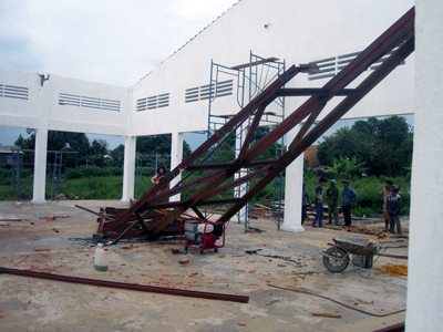 Sập mái vì kèo chợ, 1 người tử vong, 1 người nguy kịch