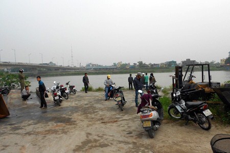 Phát hiện xác nữ giới đang phân hủy, biến dạng trôi trên sông