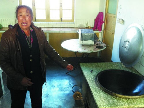 TQ: Kinh hoàng ném con 3 tháng tuổi vào vạc nước sôi, cắt cổ mẹ