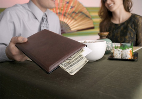 Chồng mặc con nhịn đói đưa bồ đi nhà hàng