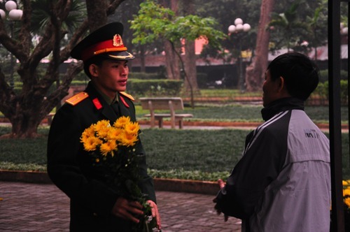 Người Hà Nội lặng lẽ viếng 49 ngày Đại tướng Võ Nguyên Giáp