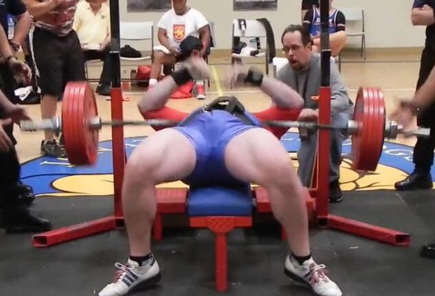 Kinh hoàng: Lực sỹ bị tạ rơi trúng người gây sốc