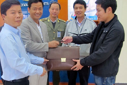 Trả lại 290 triệu đồng cho hành khách quên tại sân bay