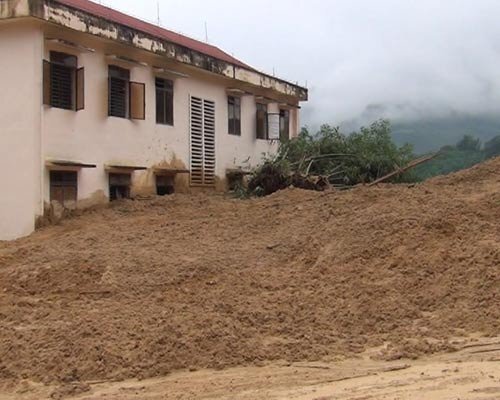 Núi lở kinh hoàng, vùi lấp trụ sở 3 cơ quan ở Quảng Ngãi
