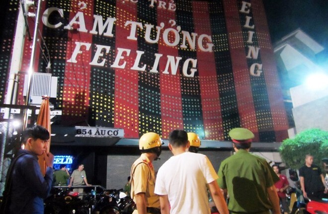 Công an bất ngờ ập vào bar lớn nhất quận Tân Bình