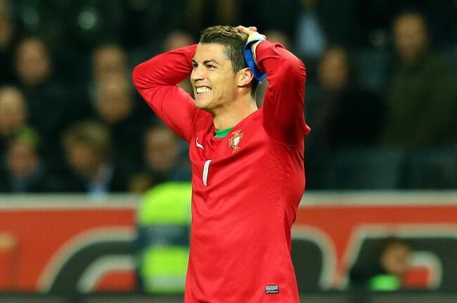 Hành động siêu bẩn của Ronaldo trên sân bóng