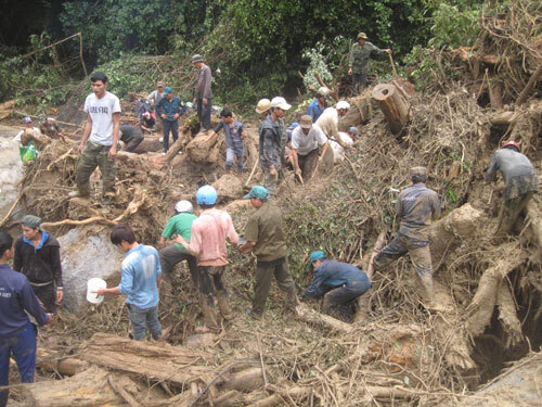 Vụ sạt lở núi chôn vùi 4 người: Chưa tìm thấy nạn nhân thứ 4