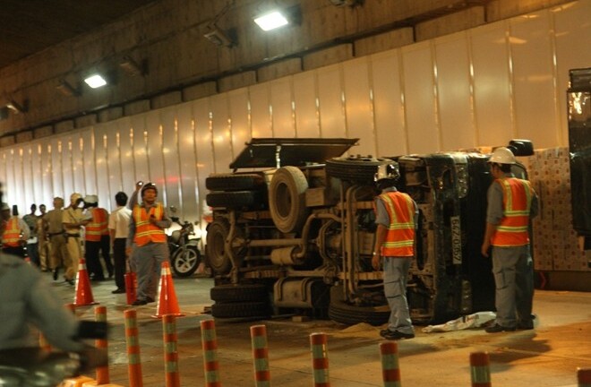 Hầm vượt sông Sài Gòn bị phong tỏa vì tai nạn