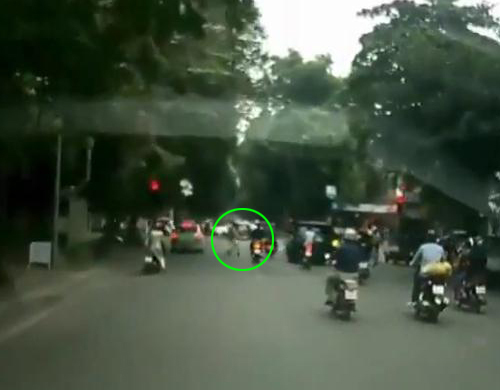 Đột ngột lao ra chặn, CSGT bị xe máy tông ngã sõng xoài