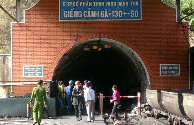 Đứt dây tời, 7 thợ lò bị rơi xuống giếng than