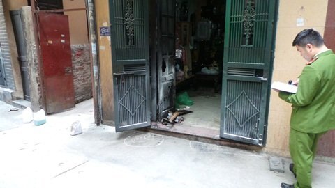 Hai ngôi nhà bất ngờ phát hỏa lúc nửa đêm