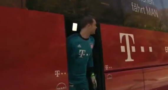 Sao Bayern & Dortmund trổ tài sút bóng trên xe buýt đang di chuyển