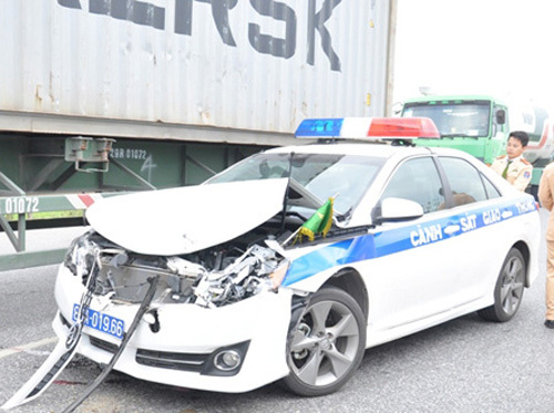 Xe cảnh sát giao thông dẫn đoàn gặp tai nạn