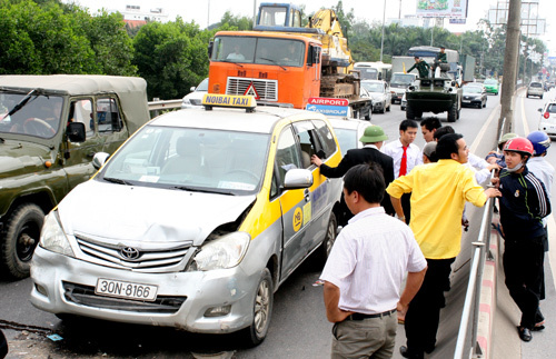 7 xe đâm liên hoàn trên đại lộ Thăng Long - Nội Bài