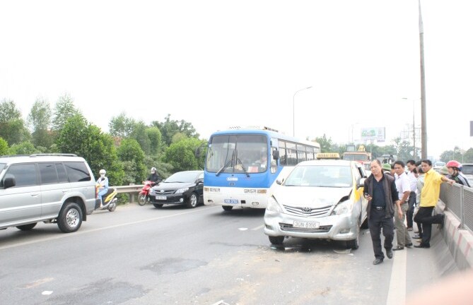7 ôtô đâm liên hoàn trên cao tốc Thăng Long - Nội Bài