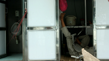 Nhận lời thách đấu làm nhà vệ sinh 2 buồng giá 300 triệu