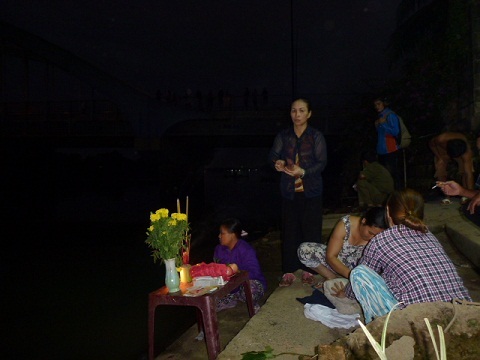 Cố vớt chiếc dép trôi sông, bé gái 10 tuổi bị nước cuốn