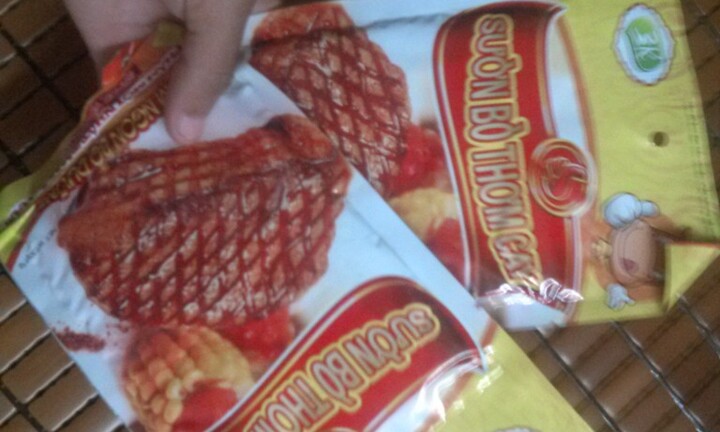 Hà Nội: Đình chỉ 2 cơ sở sản xuất bim bim, sườn bò 