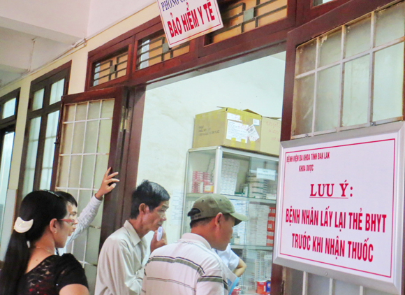 Bắt buộc mua bảo hiểm y tế: Khó khả thi