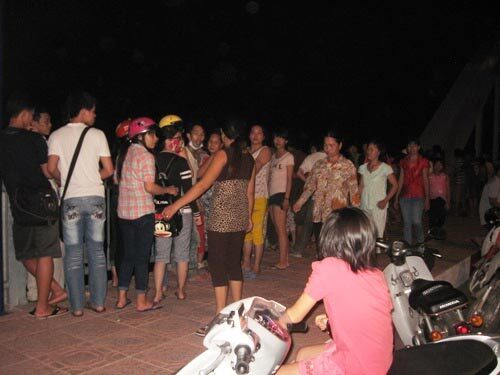 Cố vớt chiếc dép trôi sông, bé gái 10 tuổi bị nước cuốn