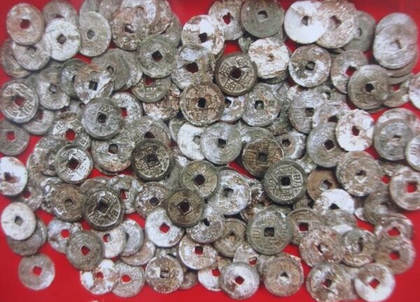 Đào móng xây nhà, phát hiện 4kg tiền cổ